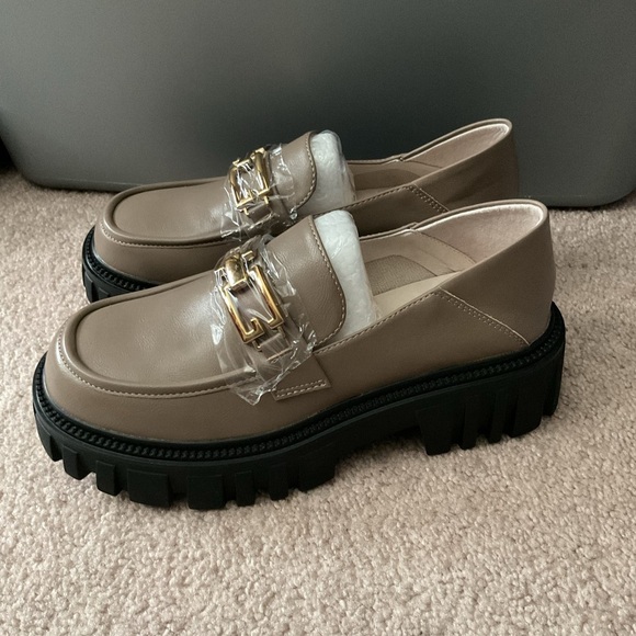 Stylish Loafers with Gold Accent - Picture 4 of 7